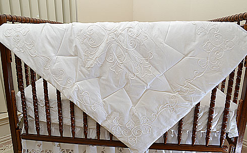 Imperial Embroidery Crib Baby Quilt. 32"x42"